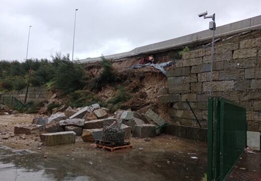 O Concello de Oleiros denuncia o derrubamento dun muro do enlace da Vía Ártabra